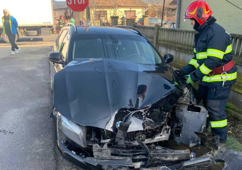 Accident cu trei mașini pe o șosea din Cluj. Două persoane, printre care o fetiță, au fost transportate la spital