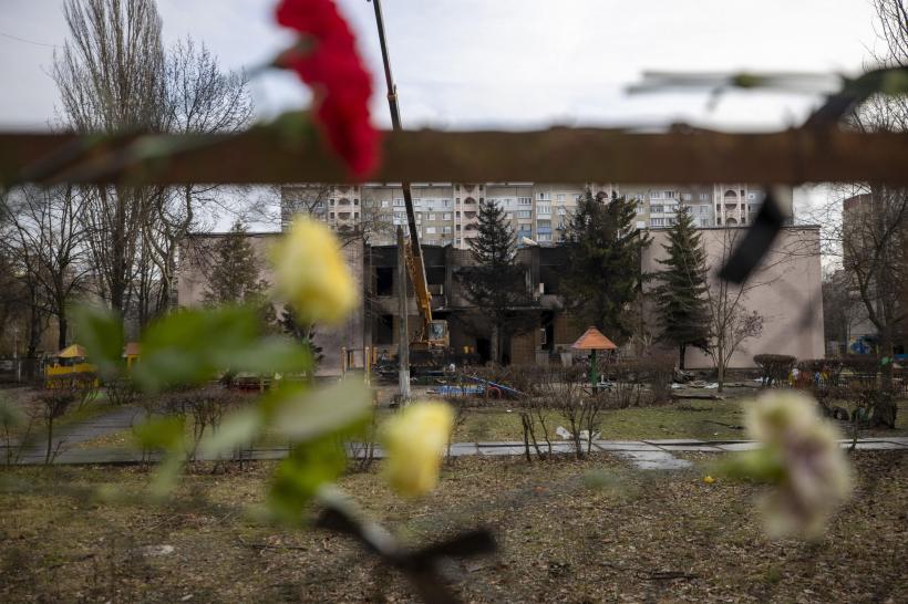 Război în Ucraina, ziua 335. Ucrainenii construiesc fortificații din beton în jurul Kievului. Bombardamente în Donețk 18821976