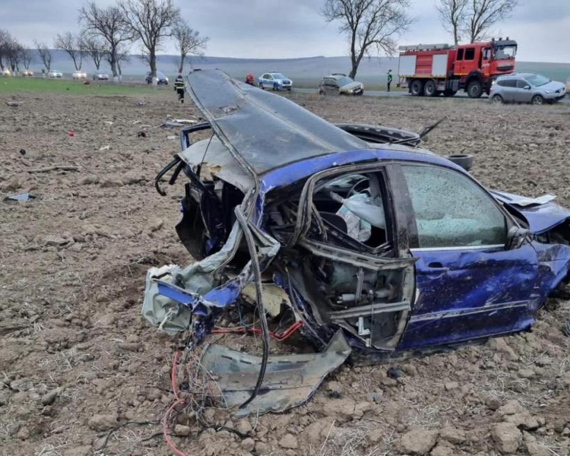 Accident TERIBIL pe E87 la Babadag. Doi adolescenți au murit, după ce mașina s-a rupt în două 18822406