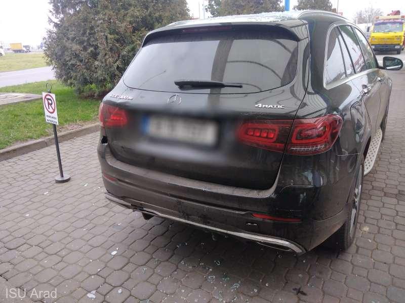 Accident mai puțin obișnuit la Arad. Un şofer a dat cu spatele și a intrat cu maşina în magazinul unei benzinării 18822383