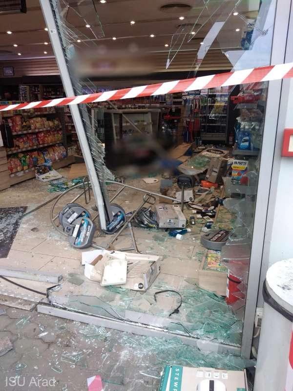 Accident mai puțin obișnuit la Arad. Un şofer a dat cu spatele și a intrat cu maşina în magazinul unei benzinării 18822384