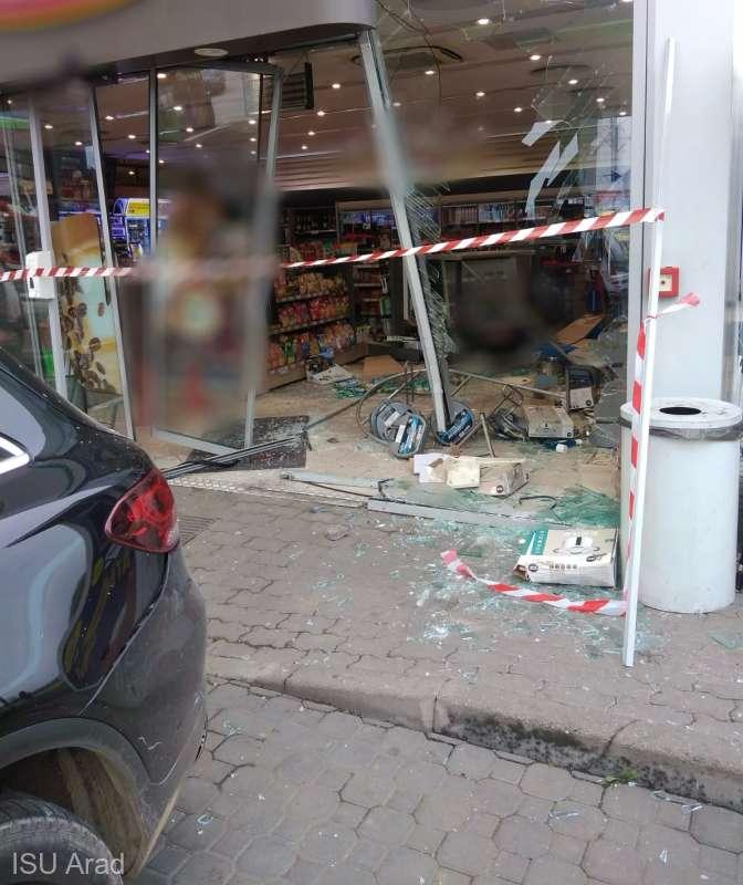 Accident mai puțin obișnuit la Arad. Un şofer a dat cu spatele și a intrat cu maşina în magazinul unei benzinării 18822385