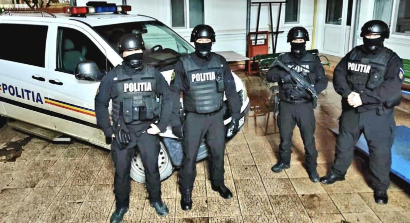 Incident ȘOCANT. Un bărbat a vandalizat un magazin și a vrut să arunce clădirea în aer:" E rău dacă nu veniți repede! Amenință cu toporul!" 18822533