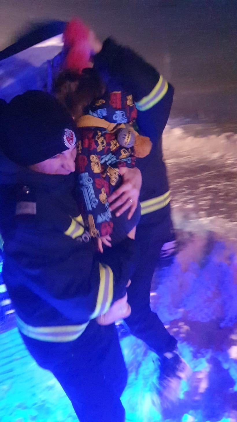 Un copil de 2 ani, cu fractură la mână, a fost preluat cu șenilata. Drumul spre casa lui e blocat 18822627