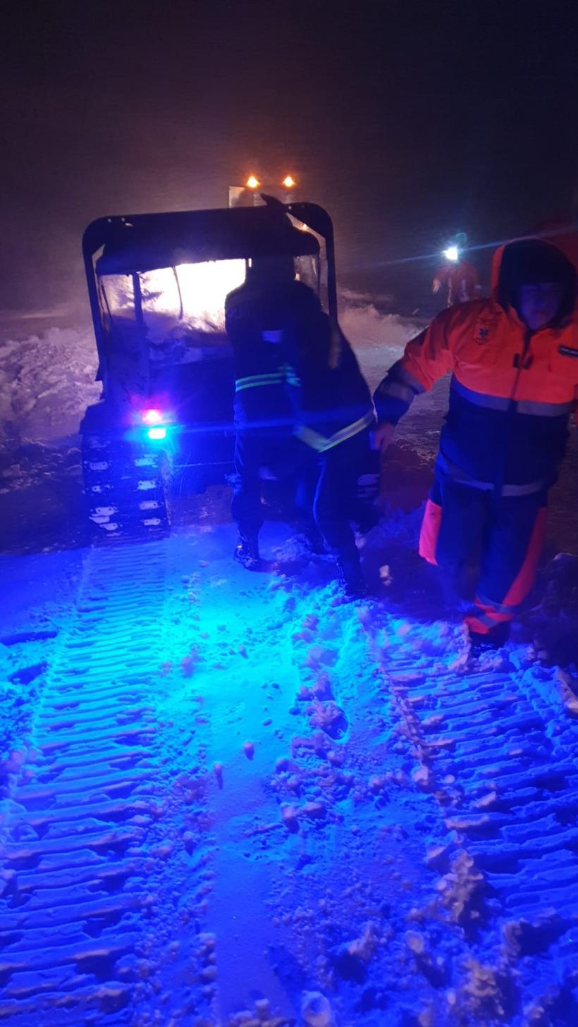 Un copil de 2 ani, cu fractură la mână, a fost preluat cu șenilata. Drumul spre casa lui e blocat 18822628