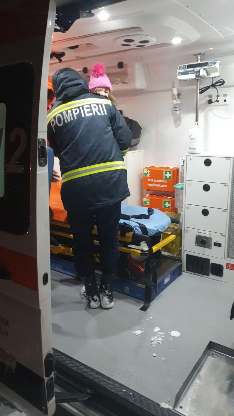 Un copil de 2 ani, cu fractură la mână, a fost preluat cu șenilata. Drumul spre casa lui e blocat 18822629