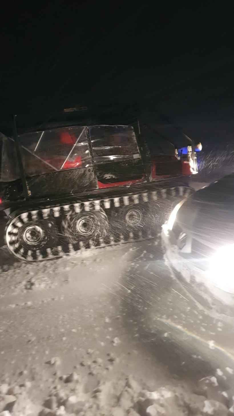 Un copil de 2 ani, cu fractură la mână, a fost preluat cu șenilata. Drumul spre casa lui e blocat 18822630