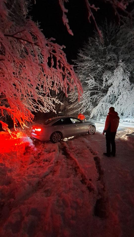 Patru persoane, între care un copil, blocate în zăpadă pe drumul spre Cabana Cozia 18822634