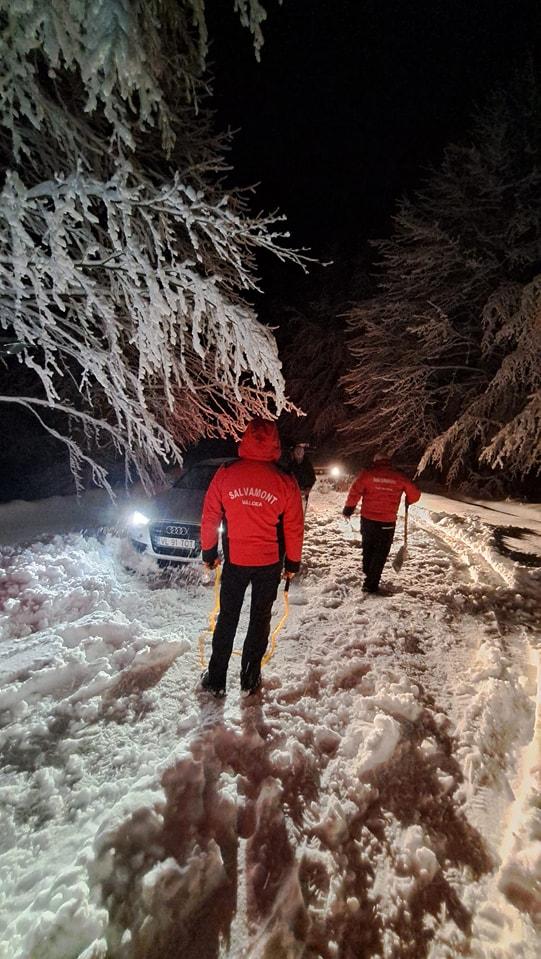 Patru persoane, între care un copil, blocate în zăpadă pe drumul spre Cabana Cozia