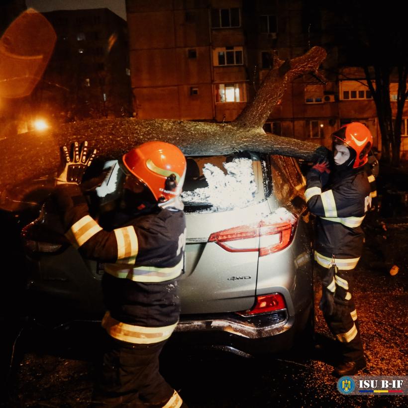 Dezastru în București! Numeroase mașini distruse din cauza fenomenelor meteo periculoase
