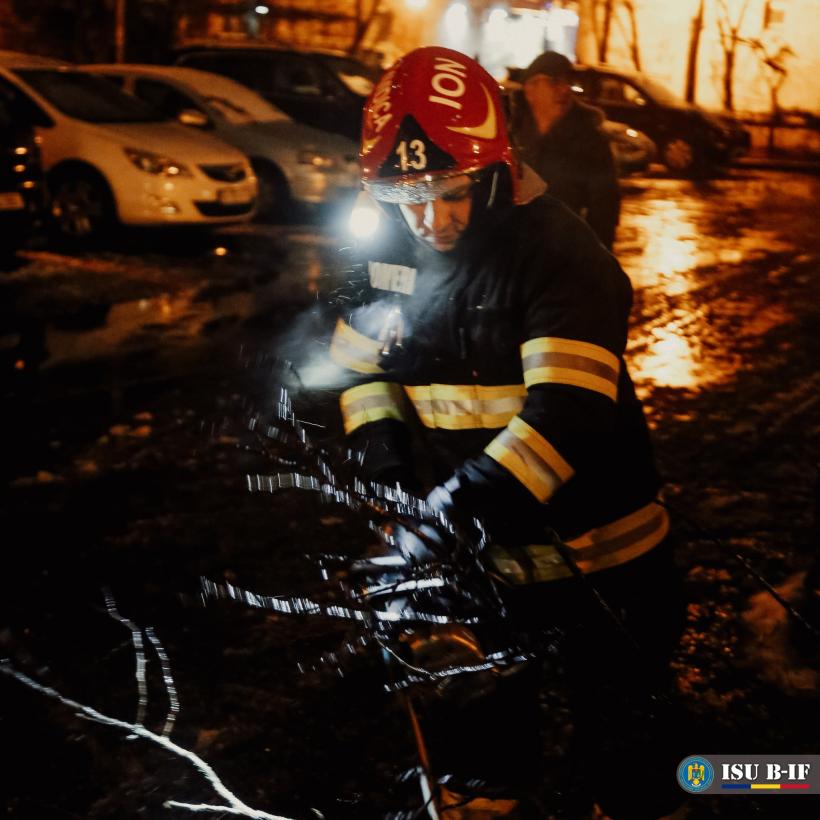 Dezastru în București! Numeroase mașini distruse din cauza fenomenelor meteo periculoase 18822640