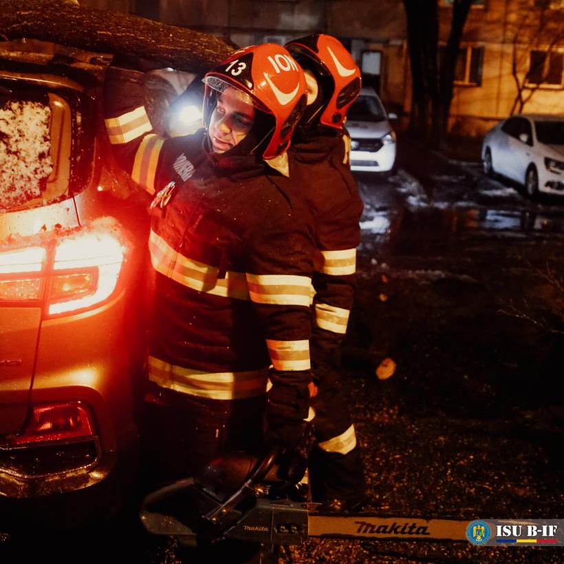 Dezastru în București! Numeroase mașini distruse din cauza fenomenelor meteo periculoase 18822641