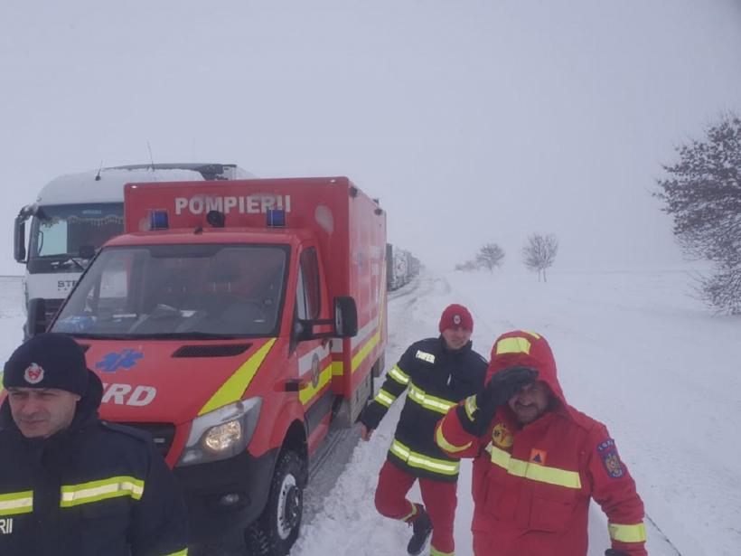 Două femei gravide, blocate în traficul din Buzău, salvate de pompieri