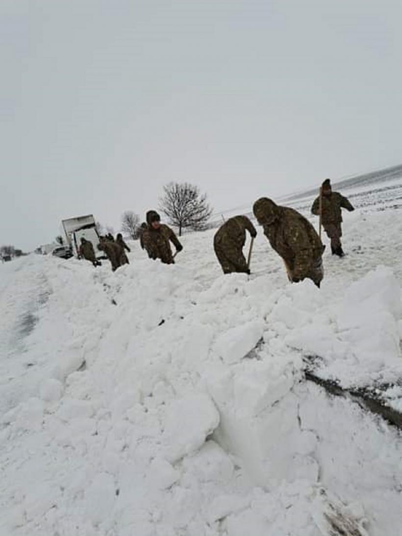 Zeci de militari intervin pentru deszăpezirea drumului dintre Buzău și Râmnicu Sărat