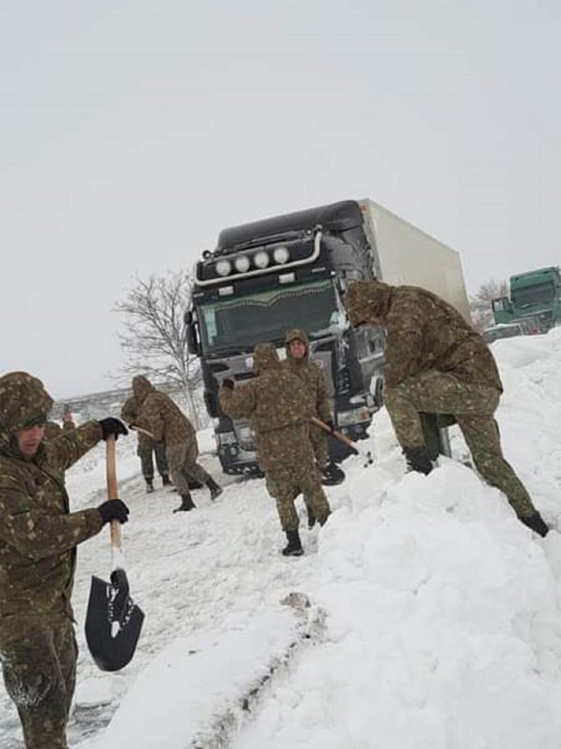 Zeci de militari intervin pentru deszăpezirea drumului dintre Buzău și Râmnicu Sărat 18822693