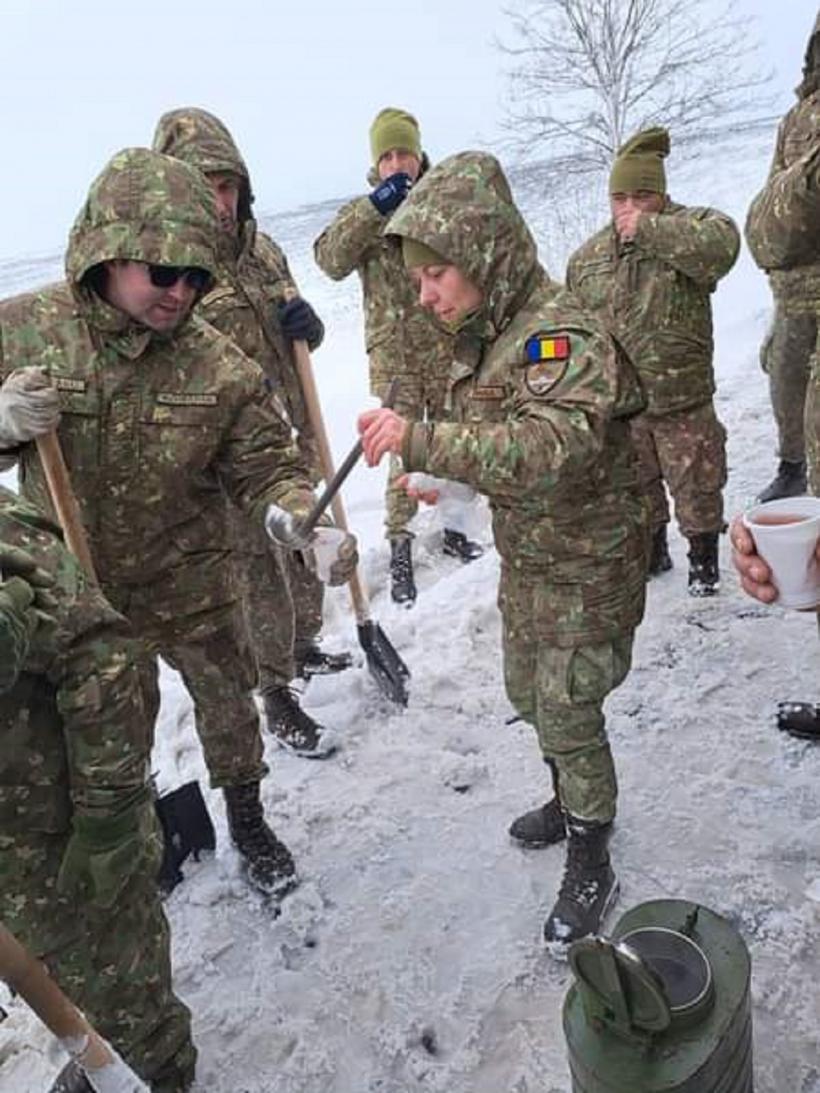 Zeci de militari intervin pentru deszăpezirea drumului dintre Buzău și Râmnicu Sărat 18822695