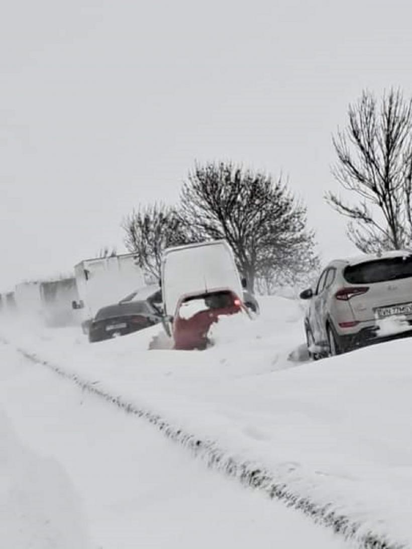 Zeci de militari intervin pentru deszăpezirea drumului dintre Buzău și Râmnicu Sărat 18822696