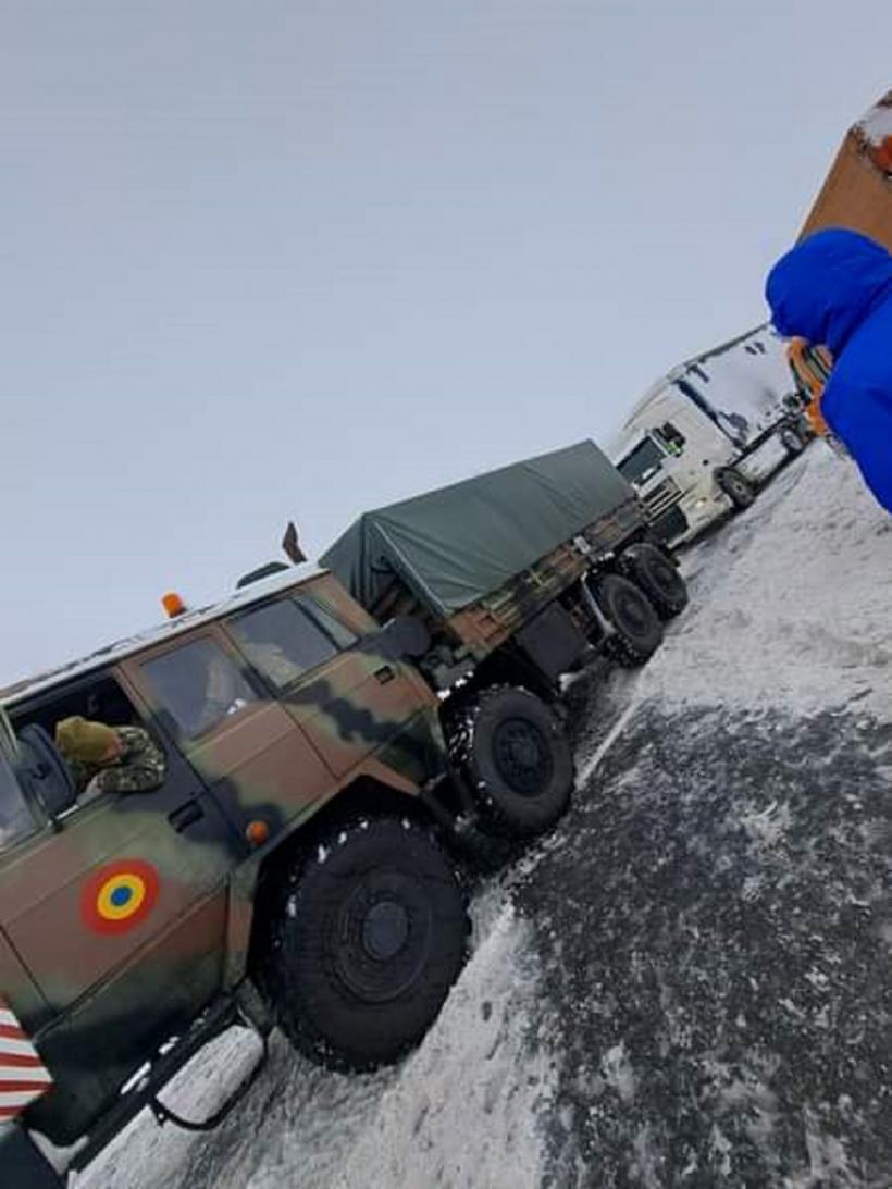 Zeci de militari intervin pentru deszăpezirea drumului dintre Buzău și Râmnicu Sărat 18822698