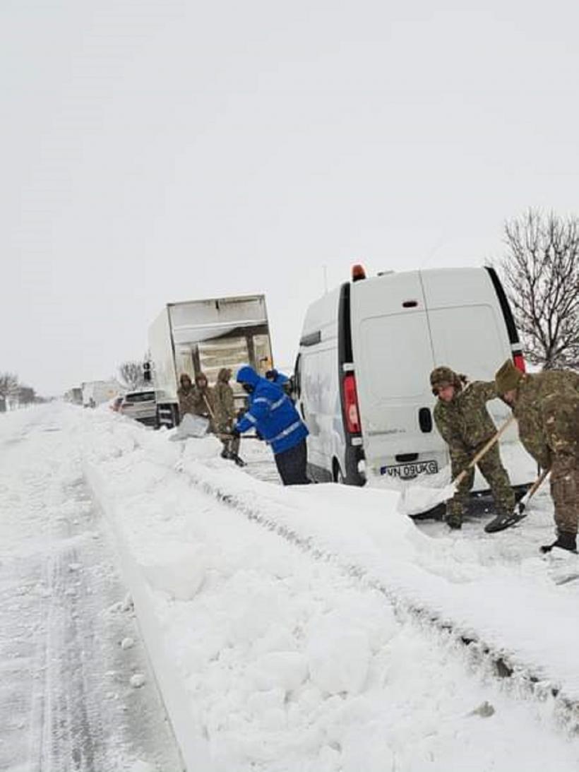 Zeci de militari intervin pentru deszăpezirea drumului dintre Buzău și Râmnicu Sărat 18822699