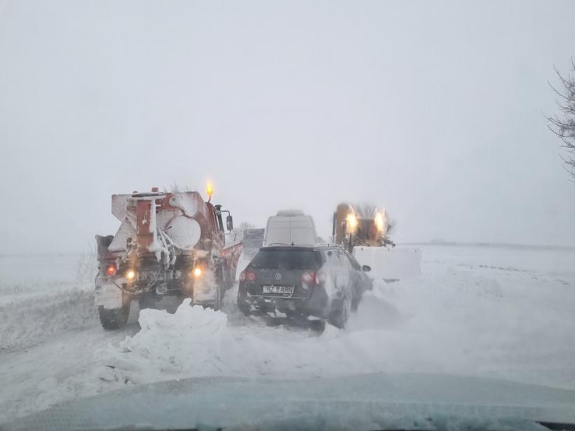 12 mașini au rămas blocate din cauza zăpezii pe un drum închis circulației la Cluj