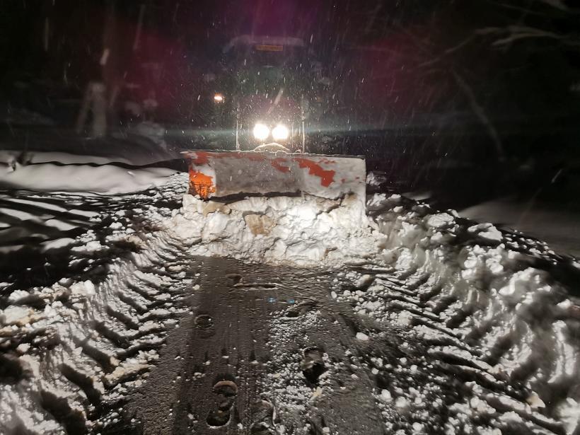 Drumuri naționale închise din cauza ninsorii viscolite. Vântul puternic închide și porturile