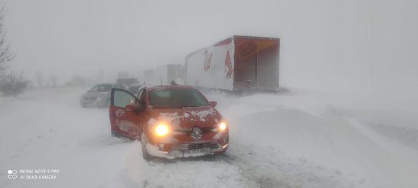 Traficul pe DN 2, în Buzău, blocat din nou după ce un TIR a derapat