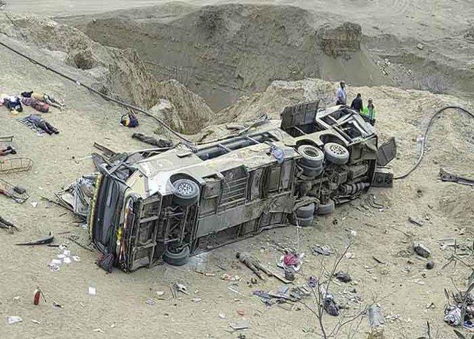 UPDATE Autobuz prăbușit în Peru. Cel puțin 41 de persoane au murit