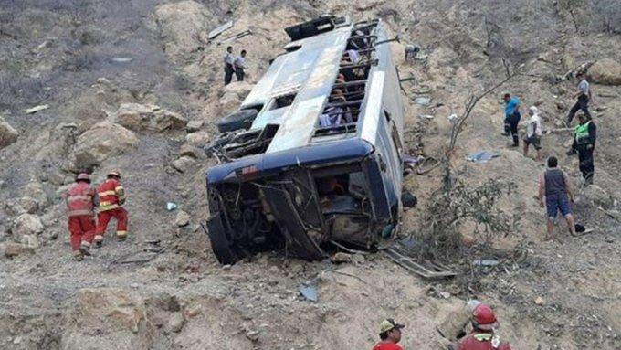 UPDATE Autobuz prăbușit în Peru. Cel puțin 41 de persoane au murit 18822791