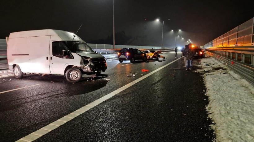 Carambol cu 6 mașini pe Autostrada Sibiu - Pitești. Un bărbat a căzut peste pod și a murit. Traficul este deviat