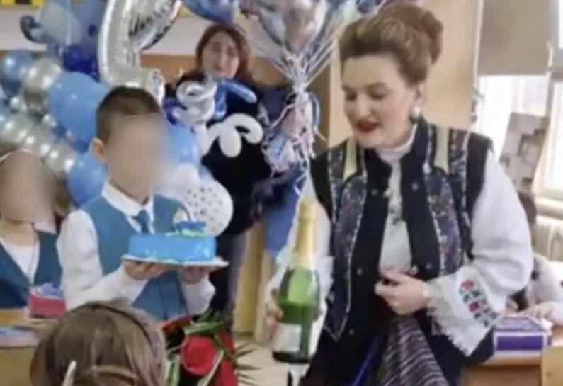 Petrecere opulentă la o școală din Bacău pentru un elev de 9 ani: Șampanie, muzică populară, animatori, cameramani