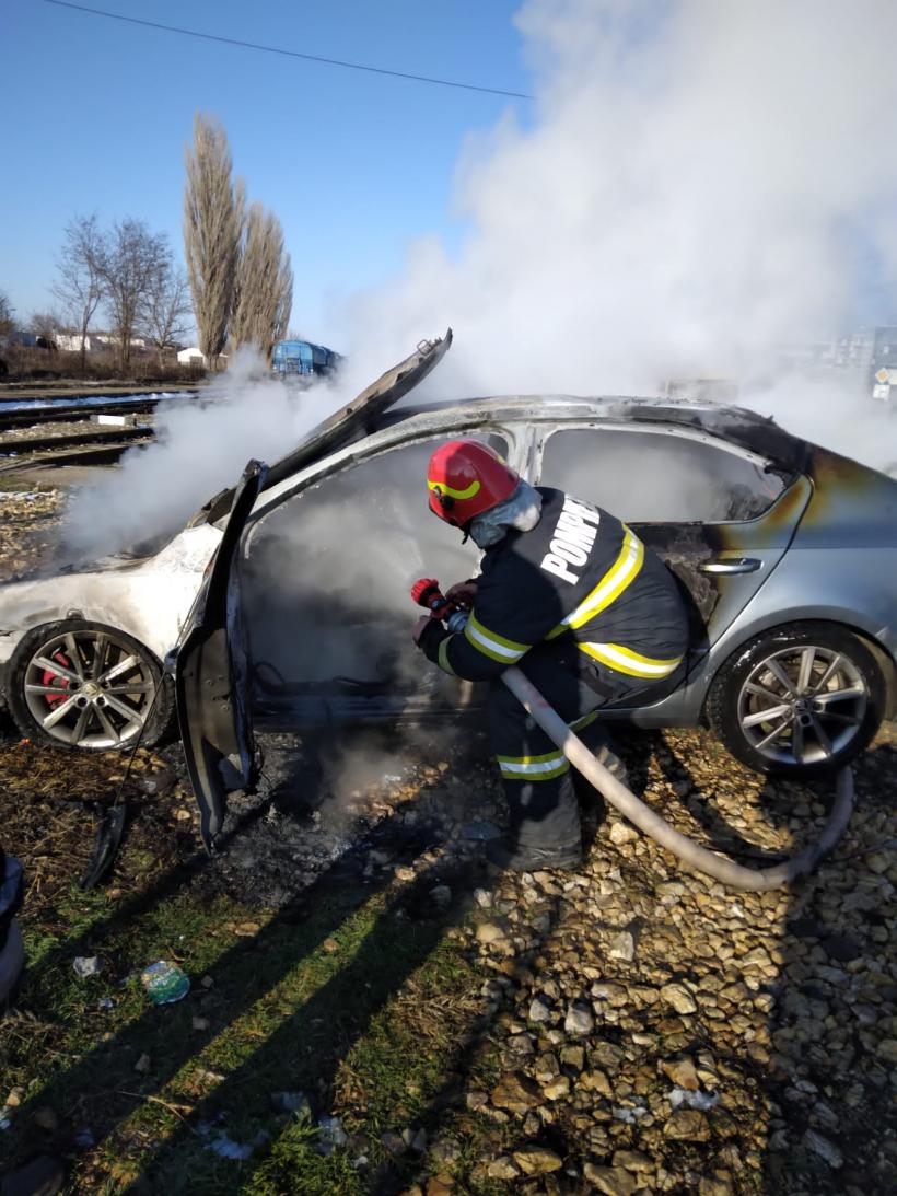 Incendiu la Constanța. Un autoturism a fost cuprins de flăcări