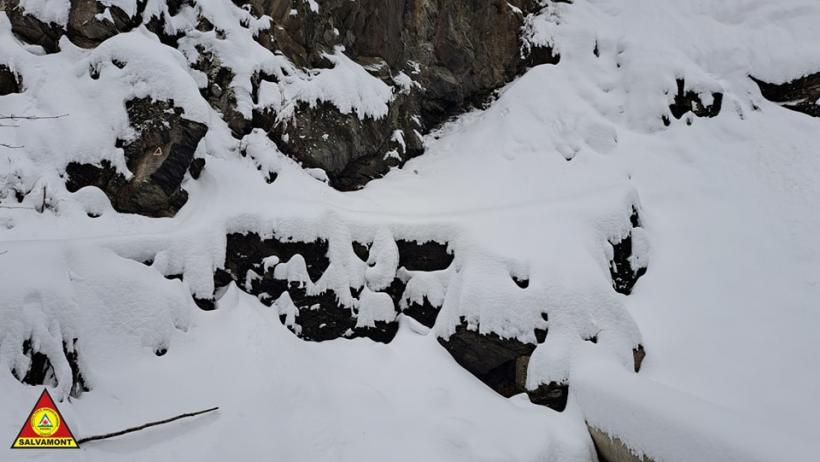 Traseul Lepșa-Rezervația Cheile Tișiței a fost închis din cauza zăpezii 18823041