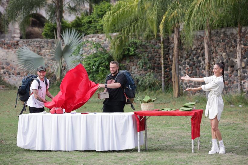 După cursa din ediția de ieri America Express, care a fost lider de audiență,  echipele se transformă în revoluționari și luptă pentru amuletă  pe o plantație de cactuși 18823226