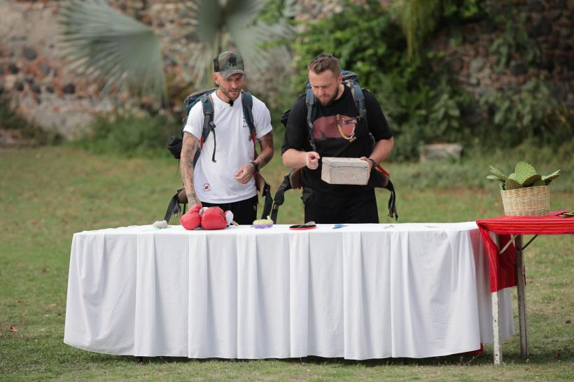 După cursa din ediția de ieri America Express, care a fost lider de audiență,  echipele se transformă în revoluționari și luptă pentru amuletă  pe o plantație de cactuși 18823227