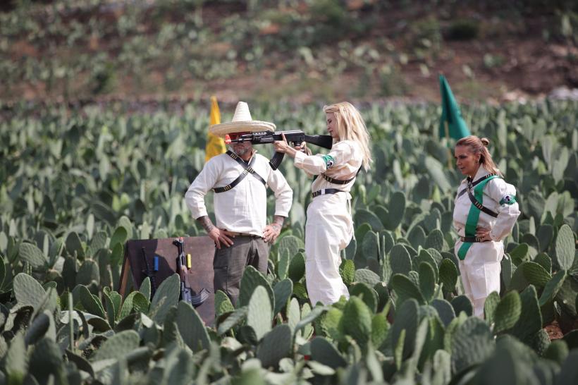 După cursa din ediția de ieri America Express, care a fost lider de audiență,  echipele se transformă în revoluționari și luptă pentru amuletă  pe o plantație de cactuși 18823232