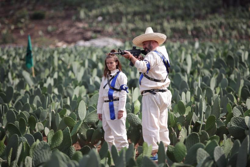 După cursa din ediția de ieri America Express, care a fost lider de audiență,  echipele se transformă în revoluționari și luptă pentru amuletă  pe o plantație de cactuși 18823233