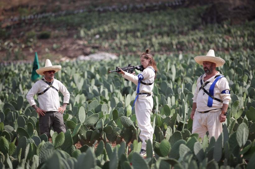 După cursa din ediția de ieri America Express, care a fost lider de audiență,  echipele se transformă în revoluționari și luptă pentru amuletă  pe o plantație de cactuși 18823234