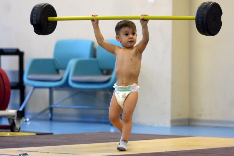 Băiețelul de 2 ani al foștilor halterofili turci, antrenamente cu mopul pentru a deveni campion  