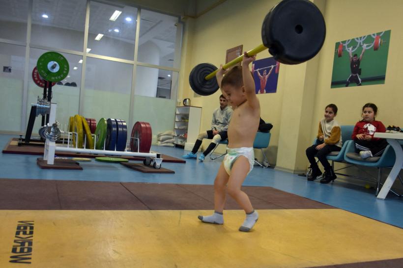 Băiețelul de 2 ani al foștilor halterofili turci, antrenamente cu mopul pentru a deveni campion   18823360