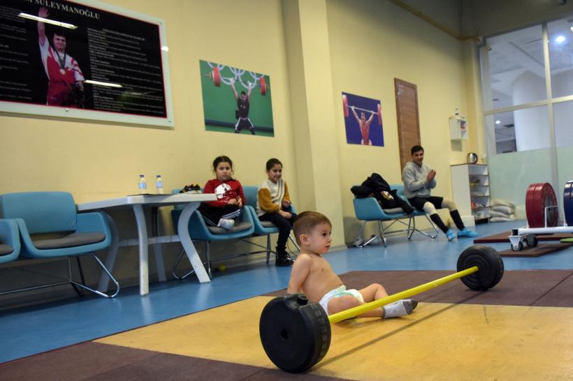 Băiețelul de 2 ani al foștilor halterofili turci, antrenamente cu mopul pentru a deveni campion   18823361