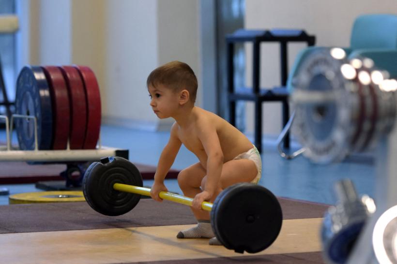 Băiețelul de 2 ani al foștilor halterofili turci, antrenamente cu mopul pentru a deveni campion   18823362