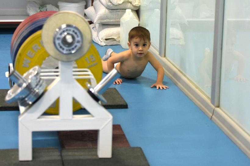 Băiețelul de 2 ani al foștilor halterofili turci, antrenamente cu mopul pentru a deveni campion   18823363