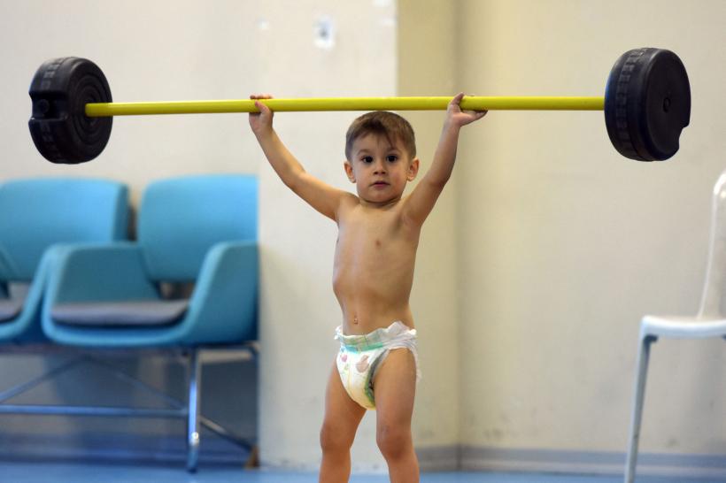 Băiețelul de 2 ani al foștilor halterofili turci, antrenamente cu mopul pentru a deveni campion   18823364