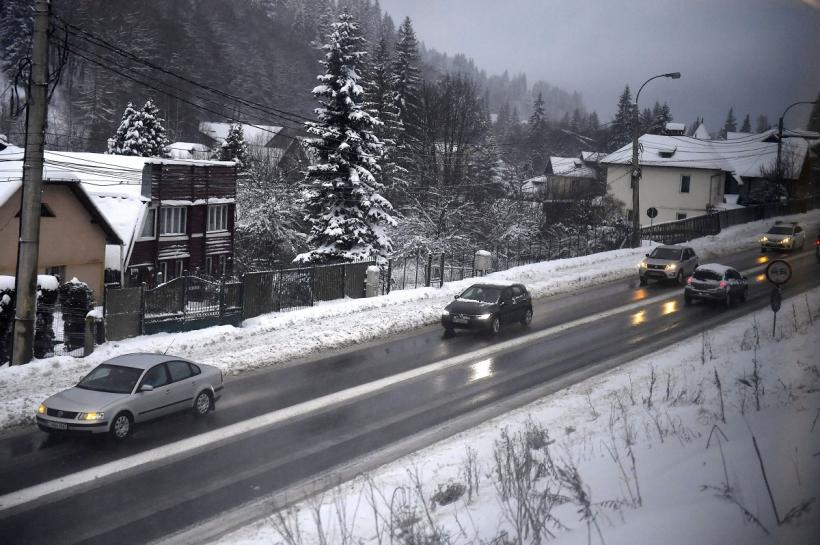 Circulație în condiții de ninsoare slabă pe drumurile din mai multe județe