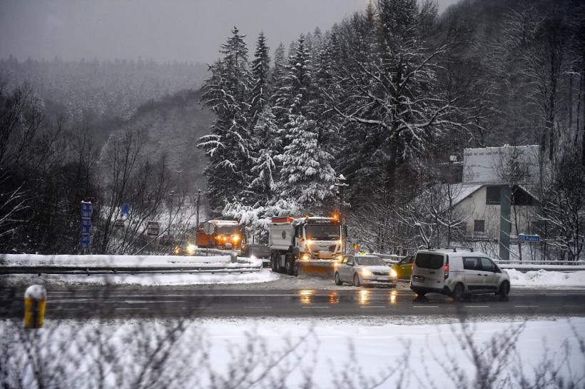 Circulație în condiții de ninsoare slabă pe drumurile din mai multe județe 18823124