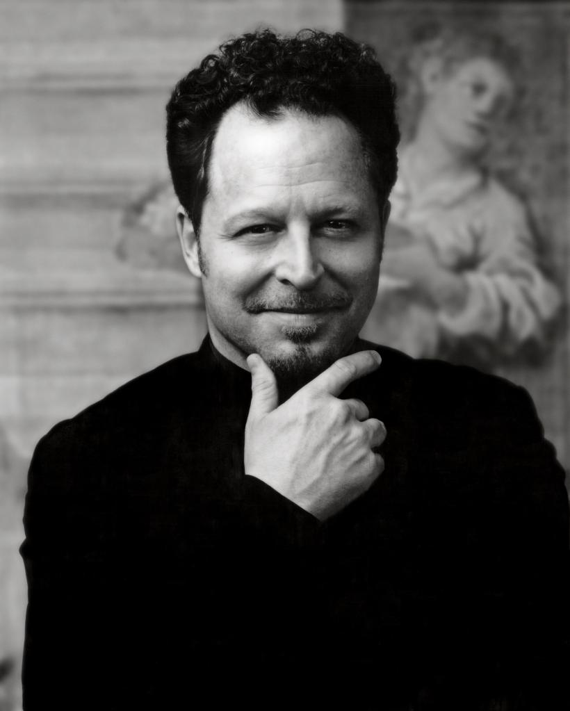 Dirijorul american JOHN AXELROD,  ALEXANDRU TOMESCU (vioară) și RĂZVAN POPOVICI (violă): Concert Mozart/Ceaikovski la Sala Radio 18823165