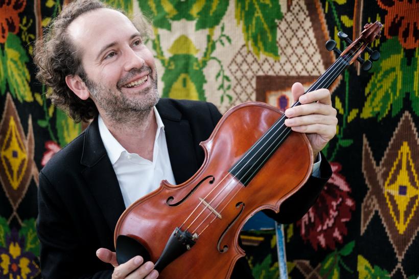 Dirijorul american JOHN AXELROD,  ALEXANDRU TOMESCU (vioară) și RĂZVAN POPOVICI (violă): Concert Mozart/Ceaikovski la Sala Radio 18823166