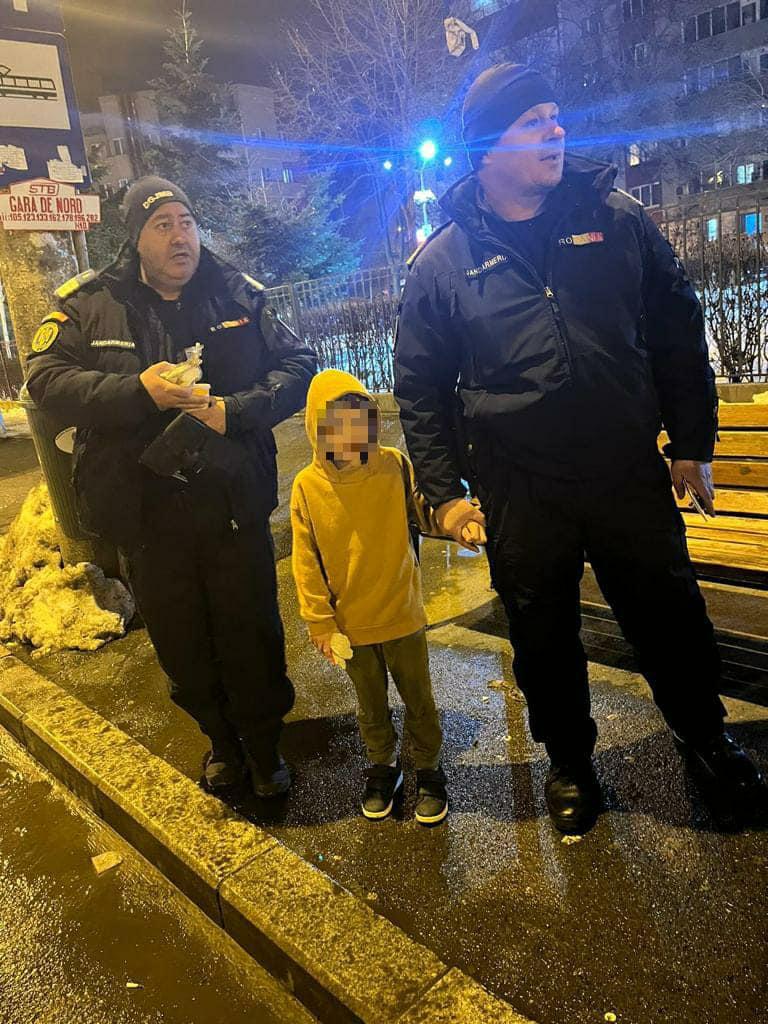 Un copil de șapte ani în hanorac, găsit de jandarmi în Gara de Nord, după ce a fugit de acasă