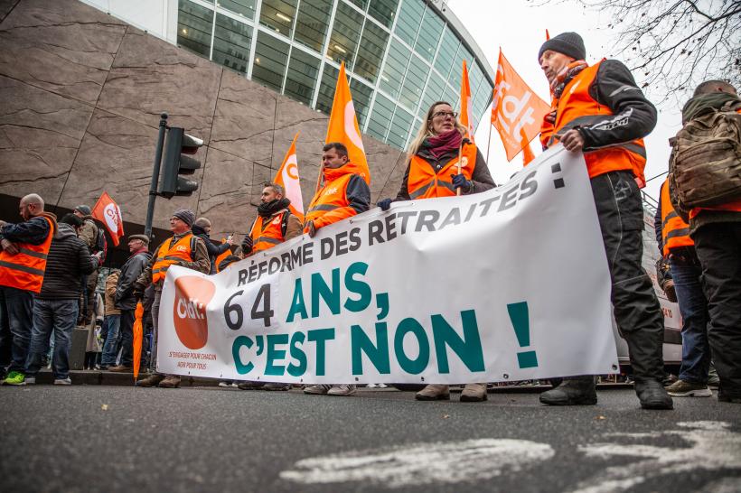 Franța, paralizată de greve. Circa un milion de oameni protestează împotriva reformei pensiilor