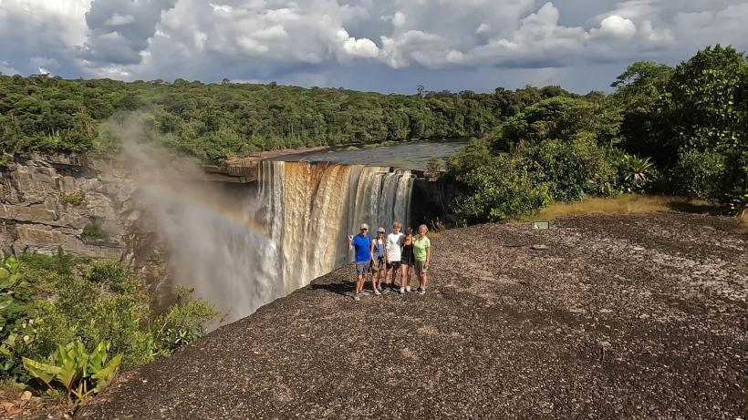 Călătorie în jurul lumii: o familie zboară 14 luni într-un avion micuț 18823192